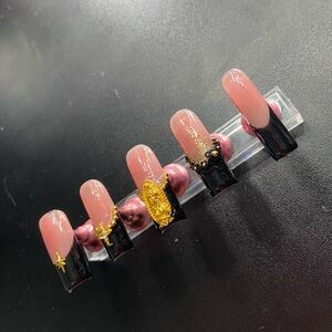 Elegant Black and Gold Nail Set